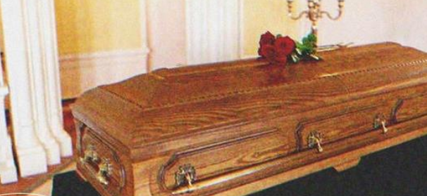 Bei Beerdigung legt Mann das Handy des verstorbenen Freundes auf Sarg, dann wird die Witwe von Nummer des Verstorbenen angerufen - Story des Tages